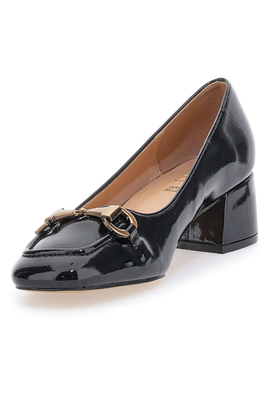 Schwarze Ballerinas in Lackoptik mit vorderer Klammer und niedrigem Absatz MON DIEU 9401Q13