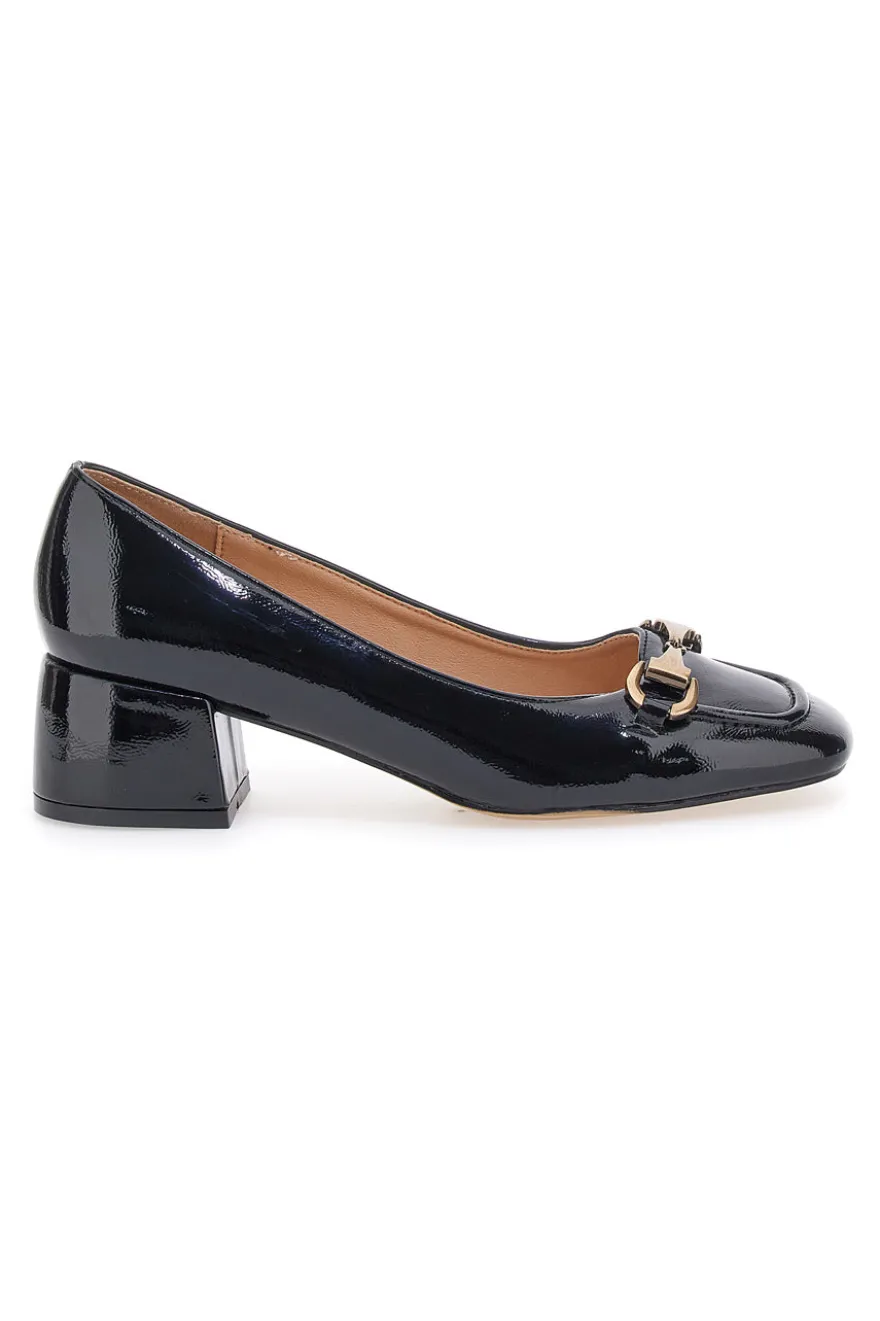 Schwarze Ballerinas in Lackoptik mit vorderer Klammer und niedrigem Absatz MON DIEU 9401Q13