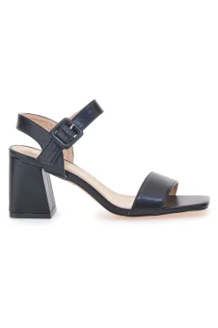 Schwarze Sandalen mit Absatz und Knöchelriemen im Café kosten 285