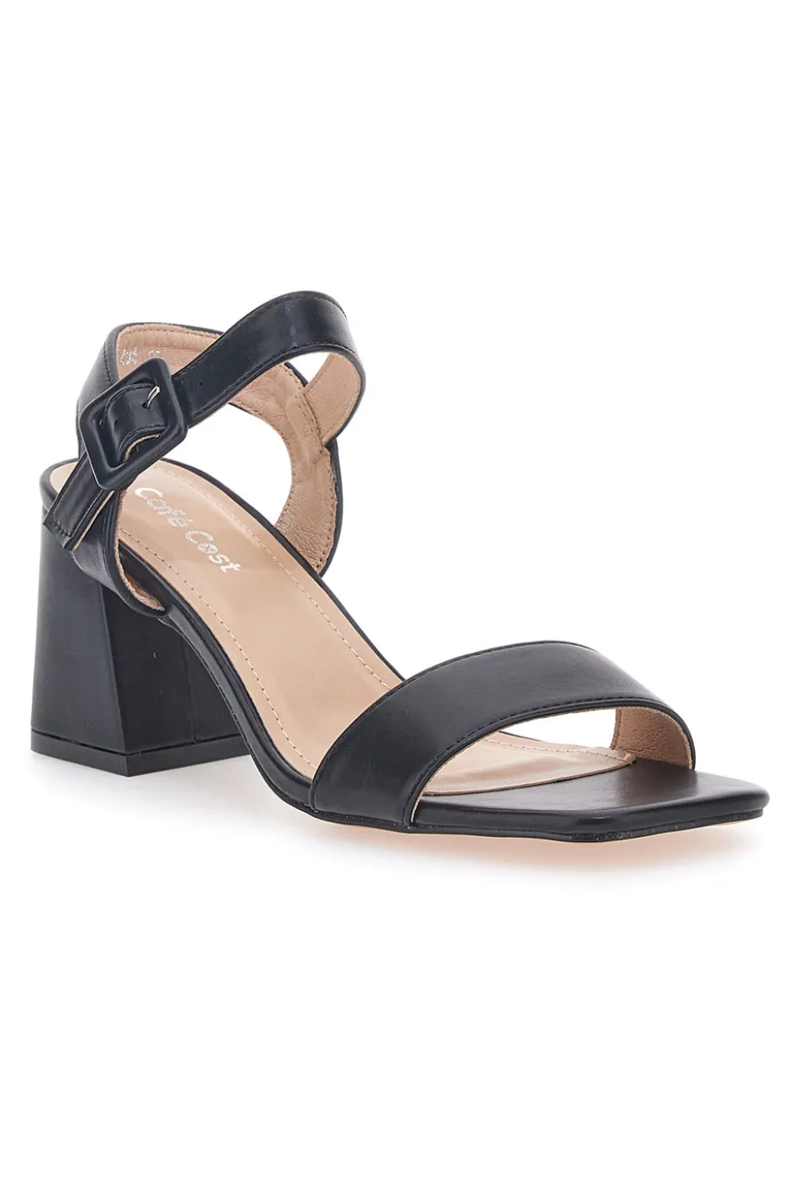 Schwarze Sandalen mit Absatz und Knöchelriemen im Café kosten 285