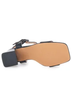 Schwarze Sandalen mit Absatz und Knöchelriemen im Café kosten 285