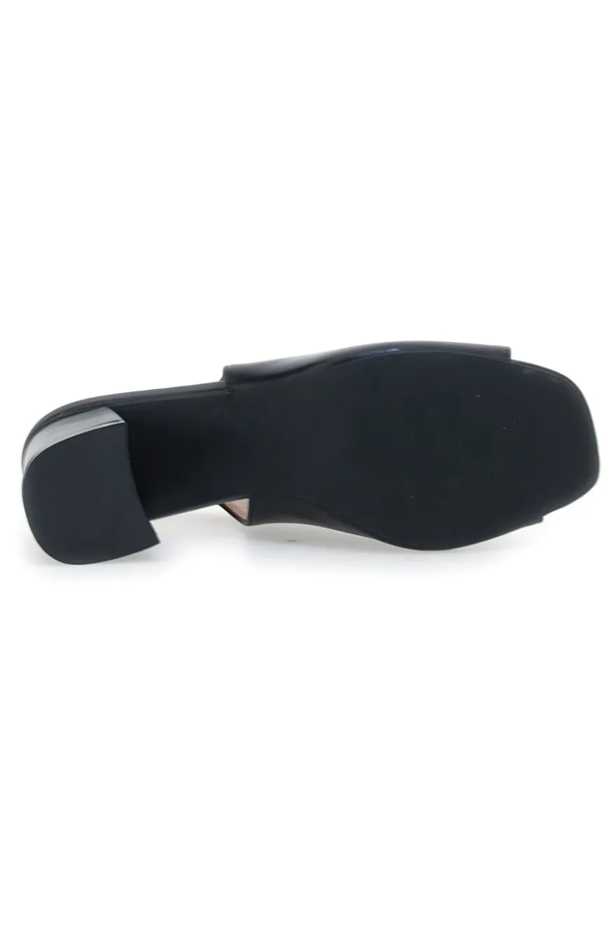 Schwarze Sandalen mit Riemen hinten und Öffnung vorne FIRST LADY P545