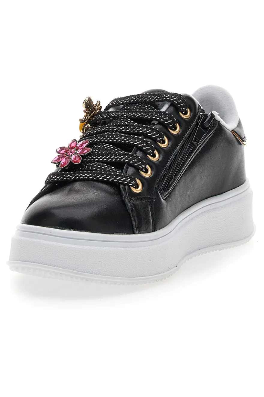 Schwarze Sneakers mit Blumenapplikationen an den Schnürsenkeln Grazie Girl 153917