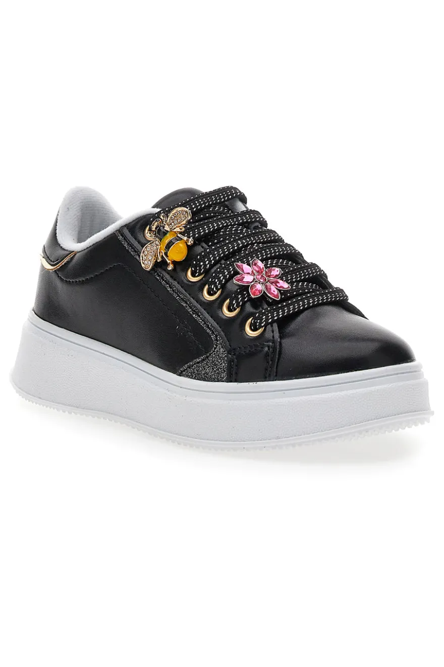 Schwarze Sneakers mit Blumenapplikationen an den Schnürsenkeln Grazie Girl 153917