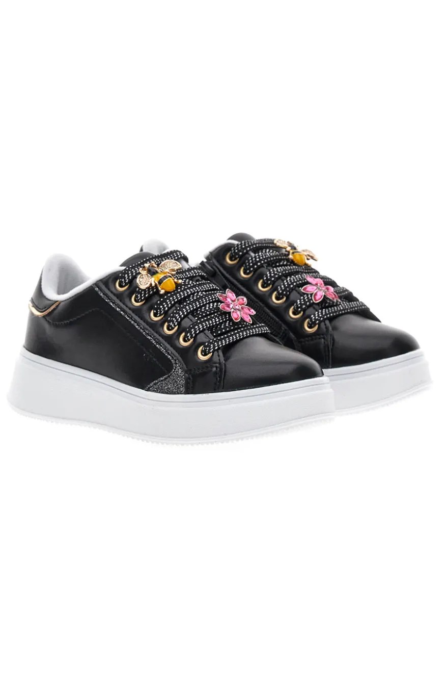Schwarze Sneakers mit Blumenapplikationen an den Schnürsenkeln Grazie Girl 153917