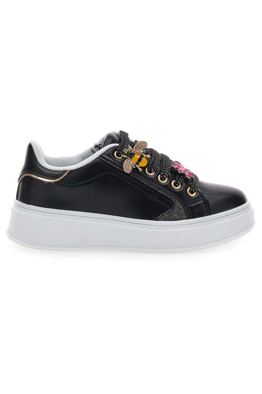 Schwarze Sneakers mit Blumenapplikationen an den Schnürsenkeln Grazie Girl 153917