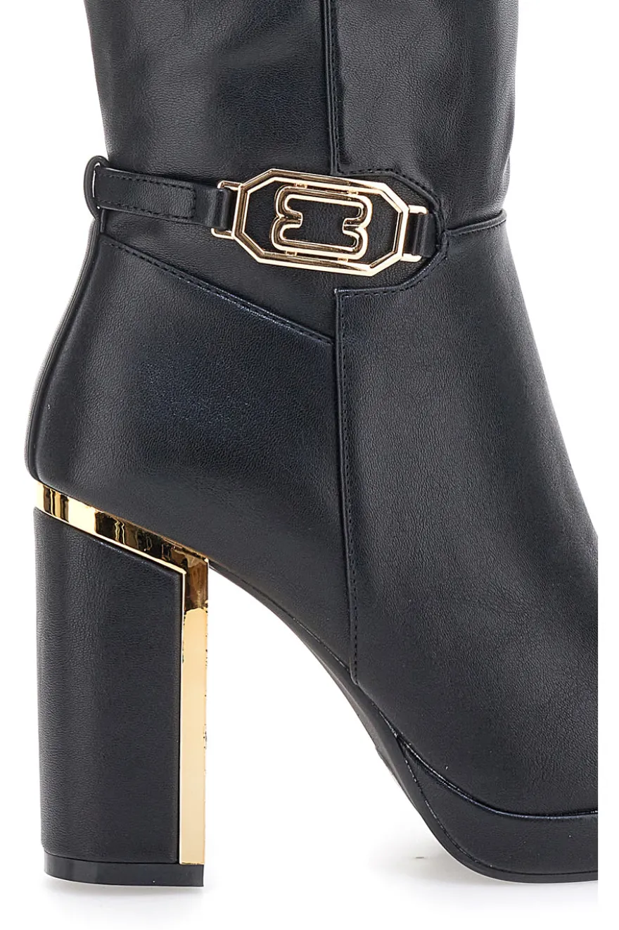 Schwarze Stiefel mit dekorativem Riemen The First RQ23WT6