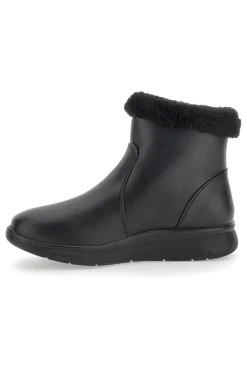 Schwarze Stiefeletten mit Reißverschluss im Café kosten 4195