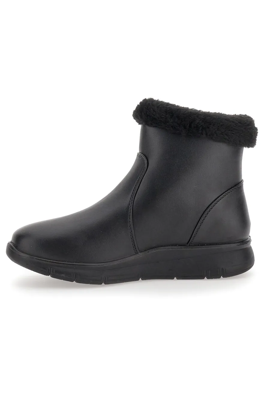 Schwarze Stiefeletten mit Reißverschluss im Café kosten 4195