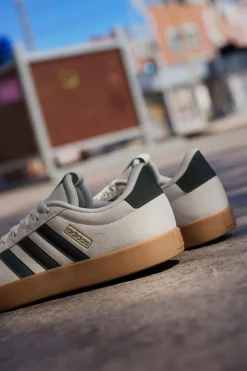 Sneakers beige con strisce nere e suola in gomma Adidas VL Court 3