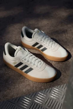 Sneakers beige con strisce nere e suola in gomma Adidas VL Court 3