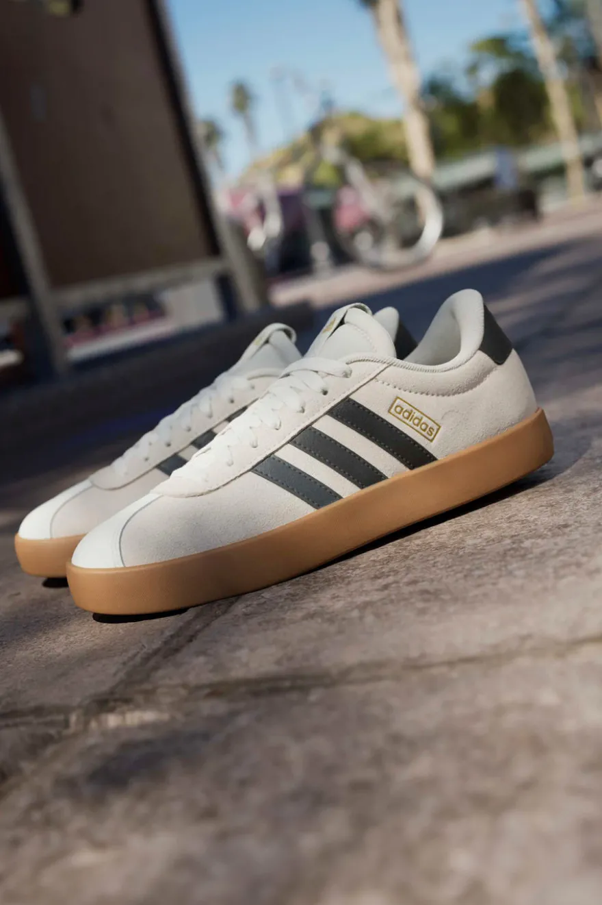 Sneakers beige con strisce nere e suola in gomma Adidas VL Court 3