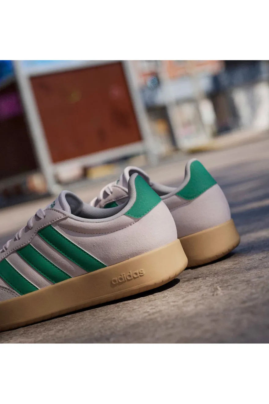 Sneakers beige con strisce verdi e dettagli in suede Adidas Barreda