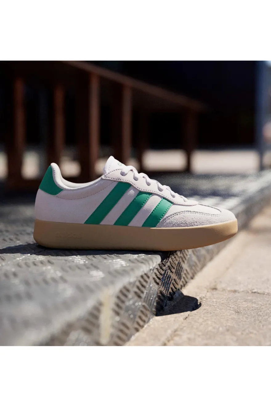 Sneakers beige con strisce verdi e dettagli in suede Adidas Barreda