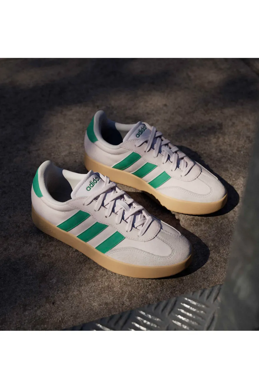 Sneakers beige con strisce verdi e dettagli in suede Adidas Barreda