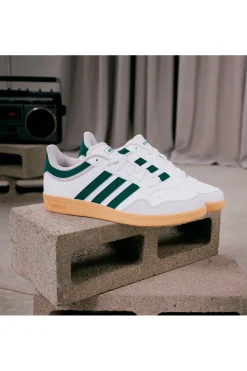 Sneakers bianche con dettagli verdi e suola gum Adidas Hoops 4.0