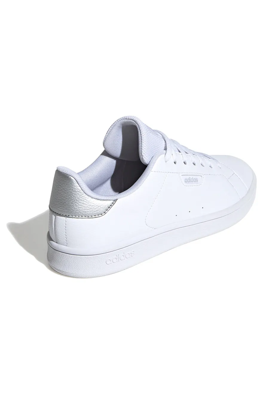 Sneakers bianche con dettaglio argento in materiale riciclato Adidas Urban Court