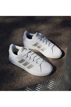 Sneakers bianche con strisce dorate in pelle sintetica riciclata Adidas Grand Court Base 3.0