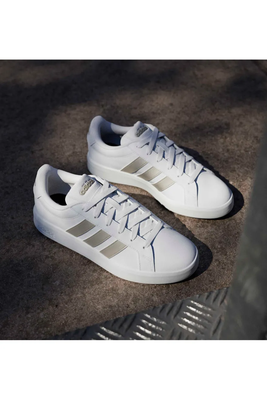 Sneakers bianche con strisce dorate in pelle sintetica riciclata Adidas Grand Court Base 3.0