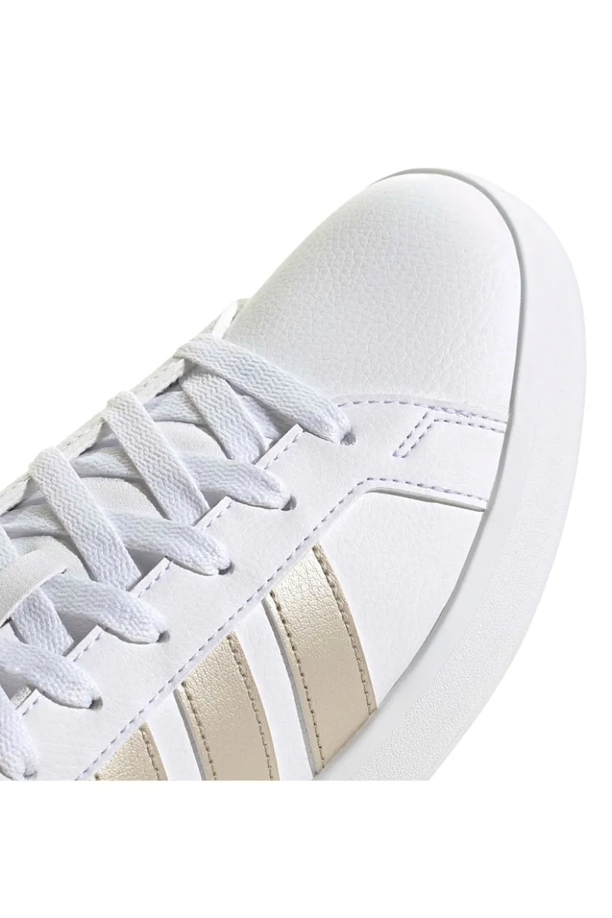 Sneakers bianche con strisce dorate in pelle sintetica riciclata Adidas Grand Court Base 3.0