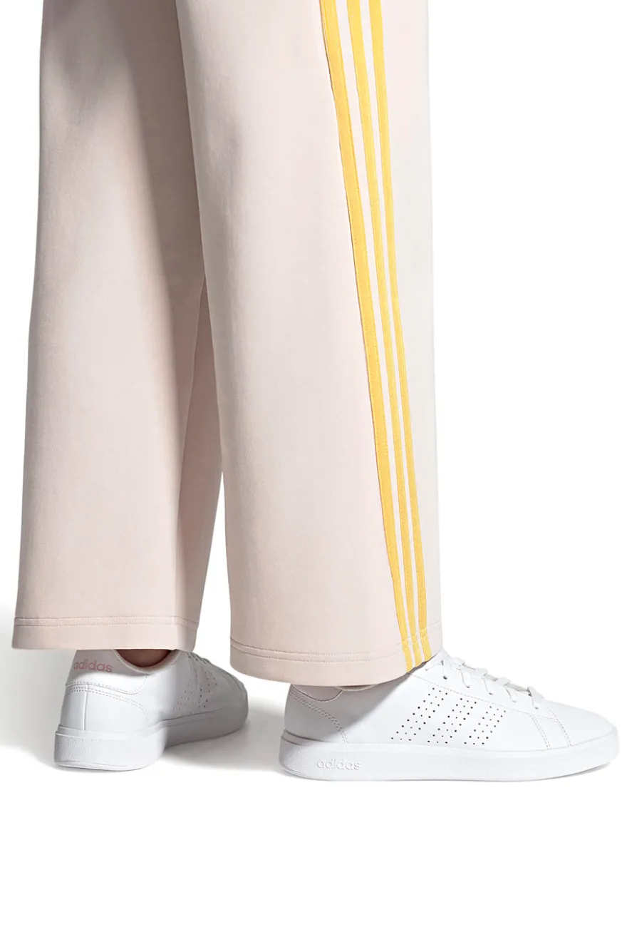 Sneakers bianche con strisce traforate in materiale riciclato Adidas Advantage Base 2