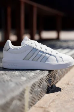 Sneakers bianche con strisce argento in pelle sintetica Adidas Grand Court 3 J