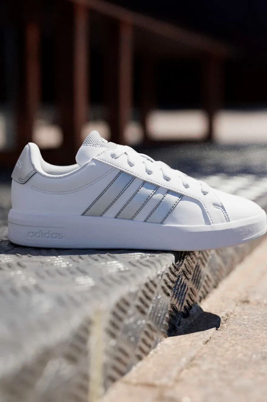 Sneakers bianche con strisce argento in pelle sintetica Adidas Grand Court 3 J