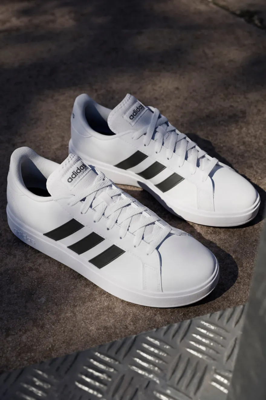 Sneakers bianche con strisce nere stile tennis Adidas Grand Court Base 2
