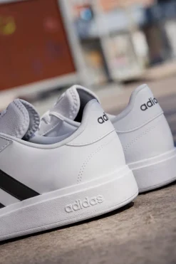 Sneakers bianche con strisce nere stile tennis Adidas Grand Court Base 2