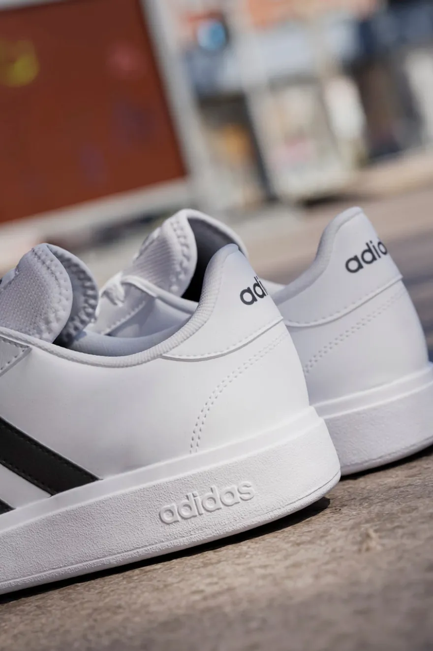 Sneakers bianche con strisce nere stile tennis Adidas Grand Court Base 2