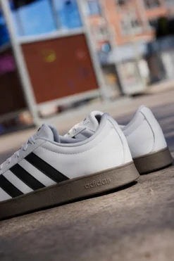 Sneakers bianche con strisce nere e punta in suede Adidas VL Court Base