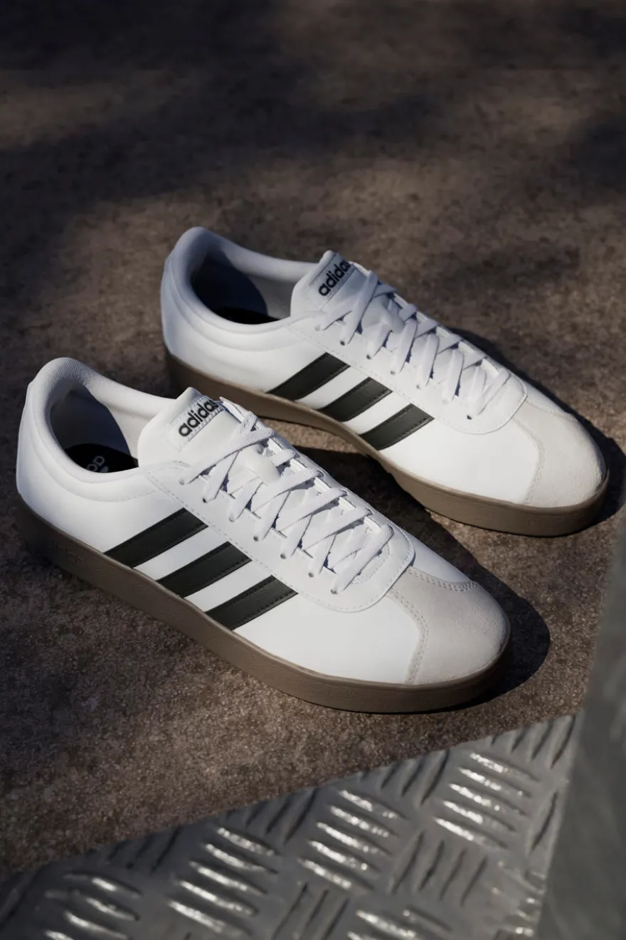 Sneakers bianche con strisce nere e punta in suede Adidas VL Court Base