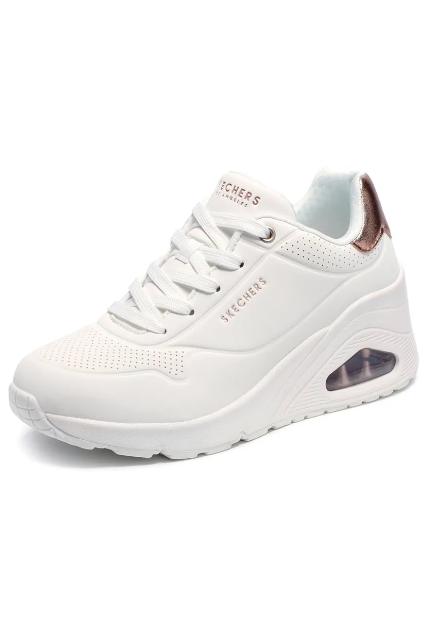 Sneakers bianche con zeppa e dettagli metallici Skechers UNO Wedge Hi Steps