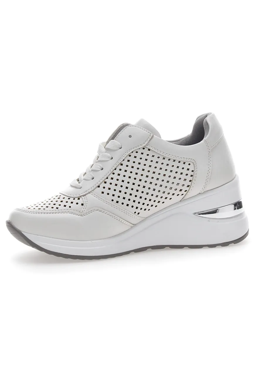 Sneakers bianche con zeppa traforate Mio tempo 137