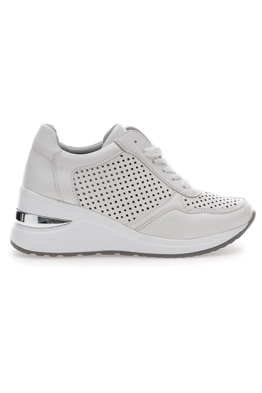 Sneakers bianche con zeppa traforate Mio tempo 137
