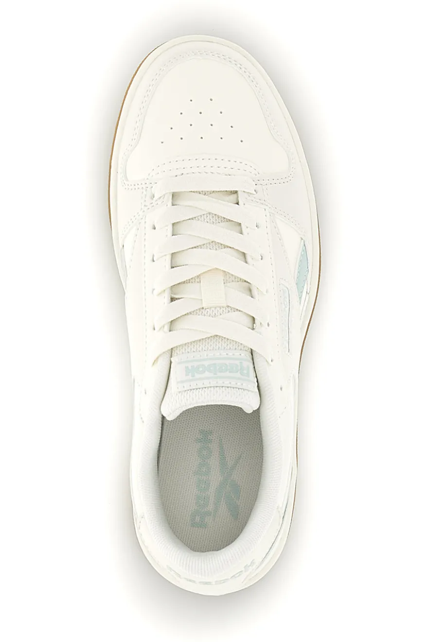 Sneakers bianco in pelle sintetica con dettagli verde acqua Reebok Match Prime V2
