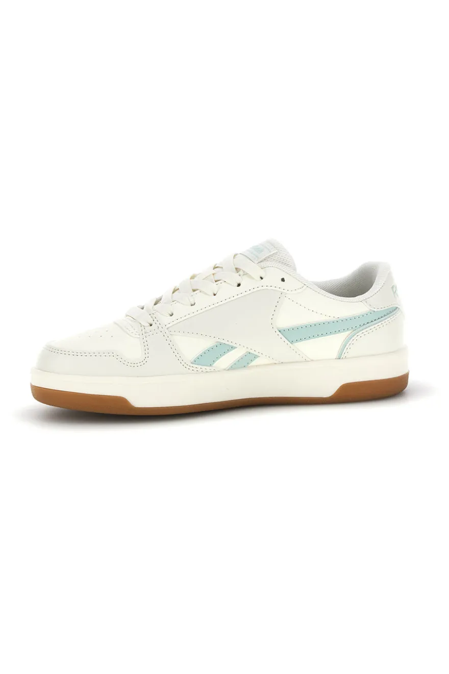 Sneakers bianco in pelle sintetica con dettagli verde acqua Reebok Match Prime V2