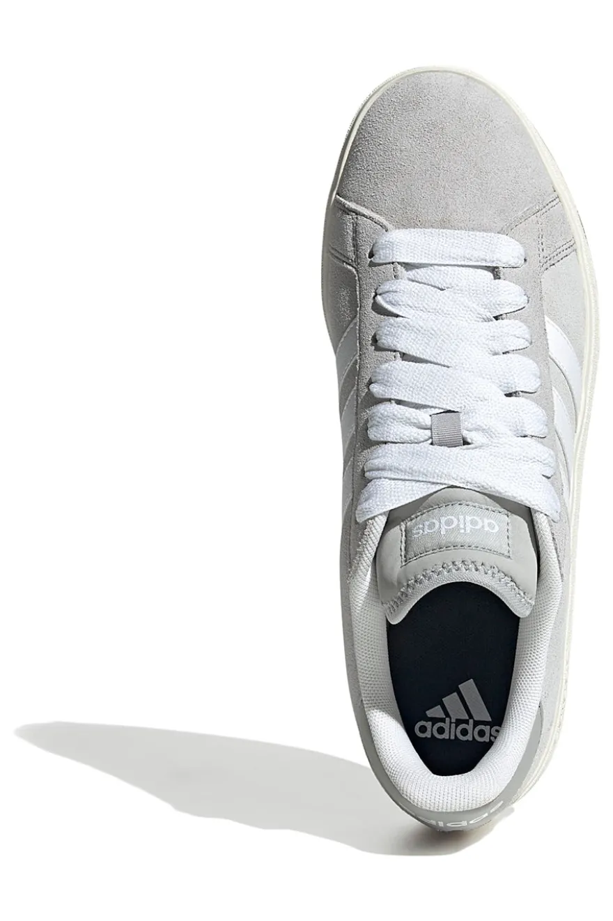 Sneakers grigie con dettagli bianchi stile retrò Adidas Grand Court Base 00s