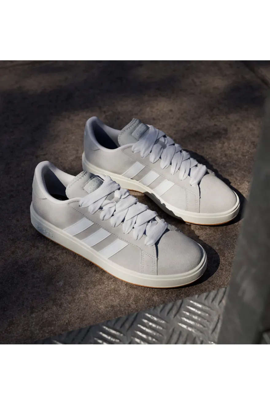 Sneakers grigie con dettagli bianchi stile retrò Adidas Grand Court Base 00s