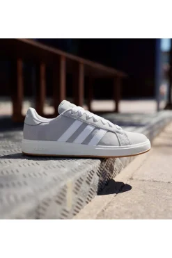 Sneakers grigie con dettagli bianchi stile retrò Adidas Grand Court Base 00s