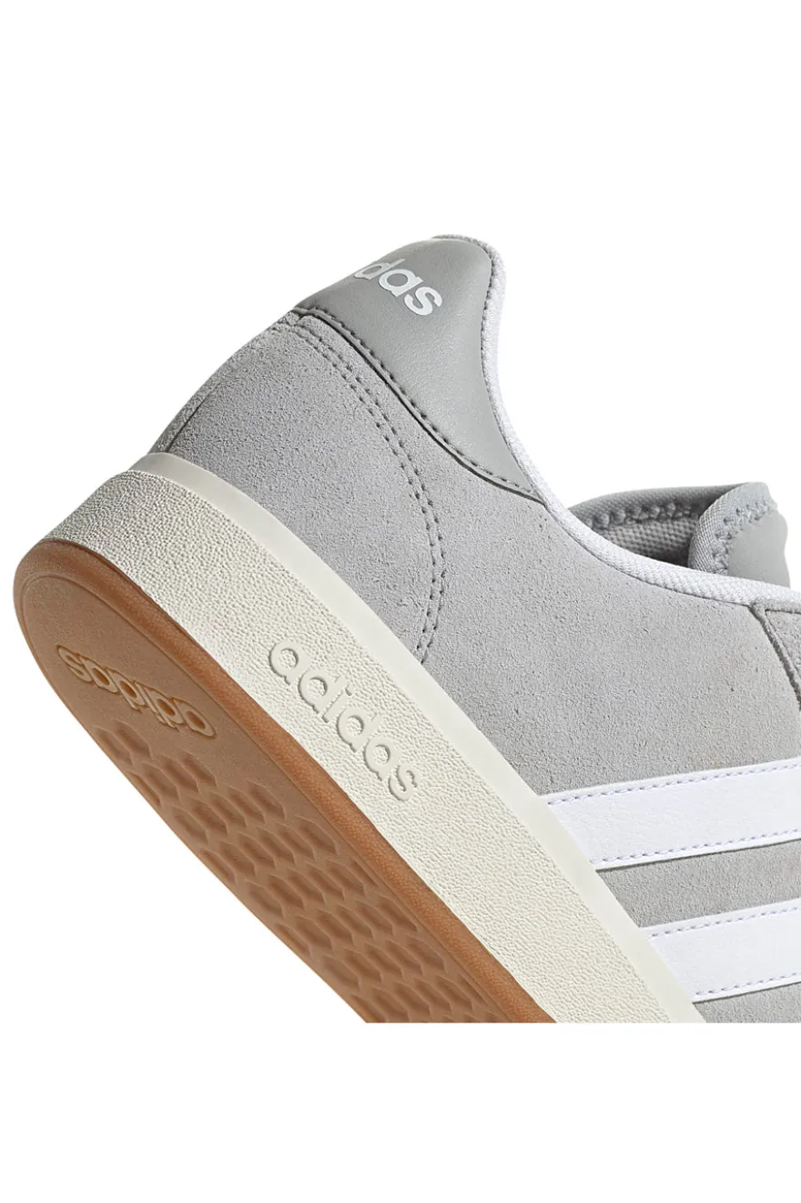 Sneakers grigie con dettagli bianchi stile retrò Adidas Grand Court Base 00s
