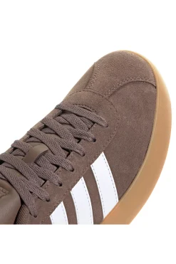 Sneakers marroni con strisce bianche e suola color gum Adidas VL Court 3