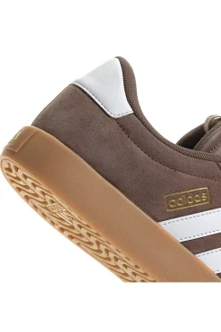 Sneakers marroni con strisce bianche e suola color gum Adidas VL Court 3