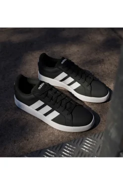 Sneakers nere con dettagli bianchi stile iconico Adidas Grand Court Base 3