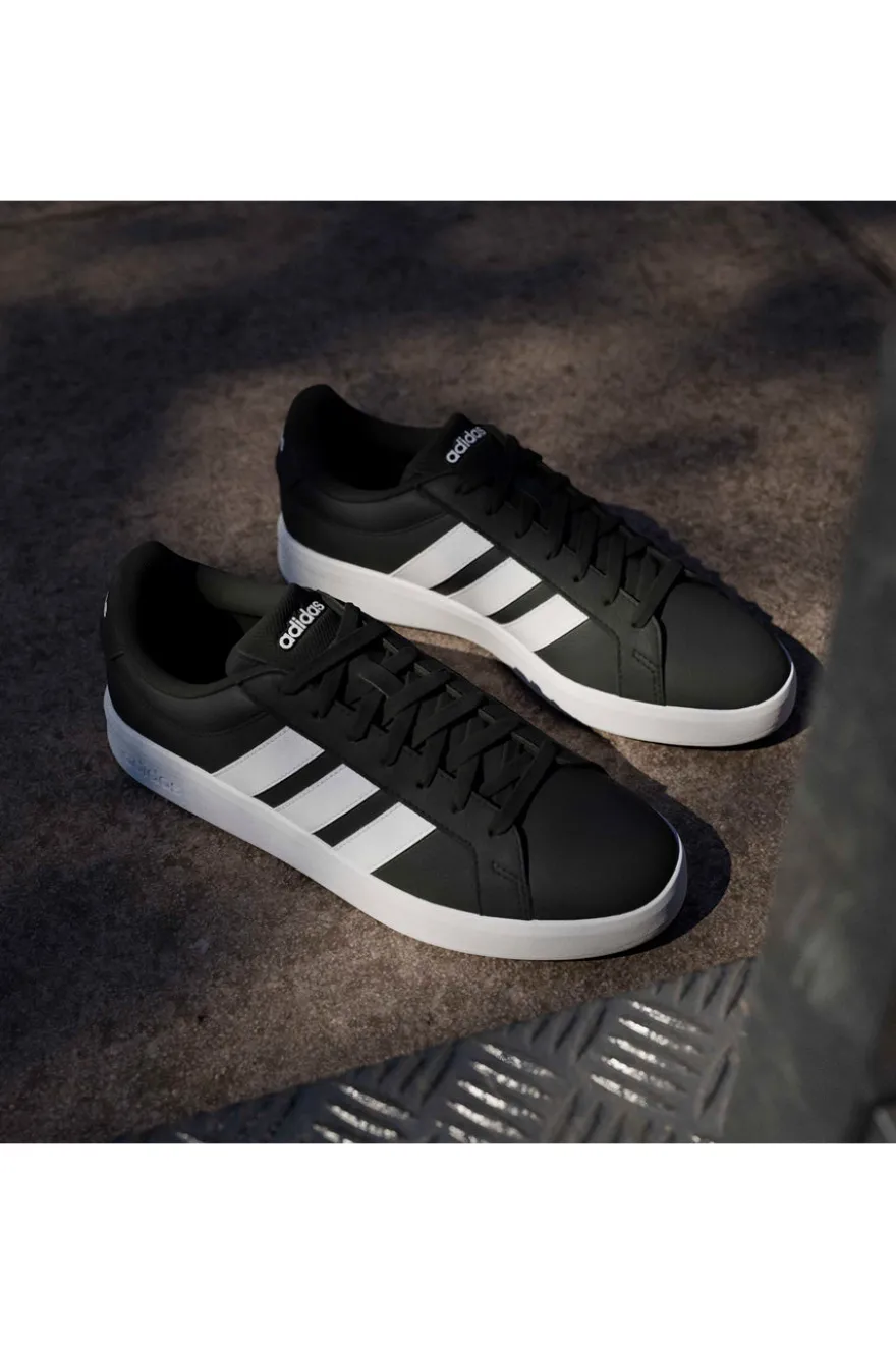 Sneakers nere con dettagli bianchi stile iconico Adidas Grand Court Base 3