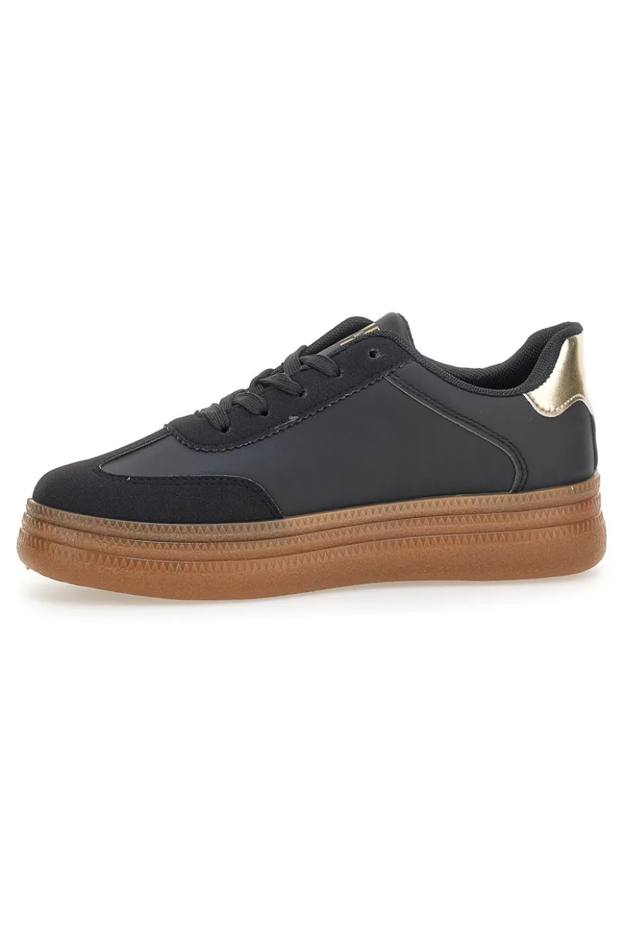 Sneakers nere con suola caramello e dettagli oro Me & Me GB2026