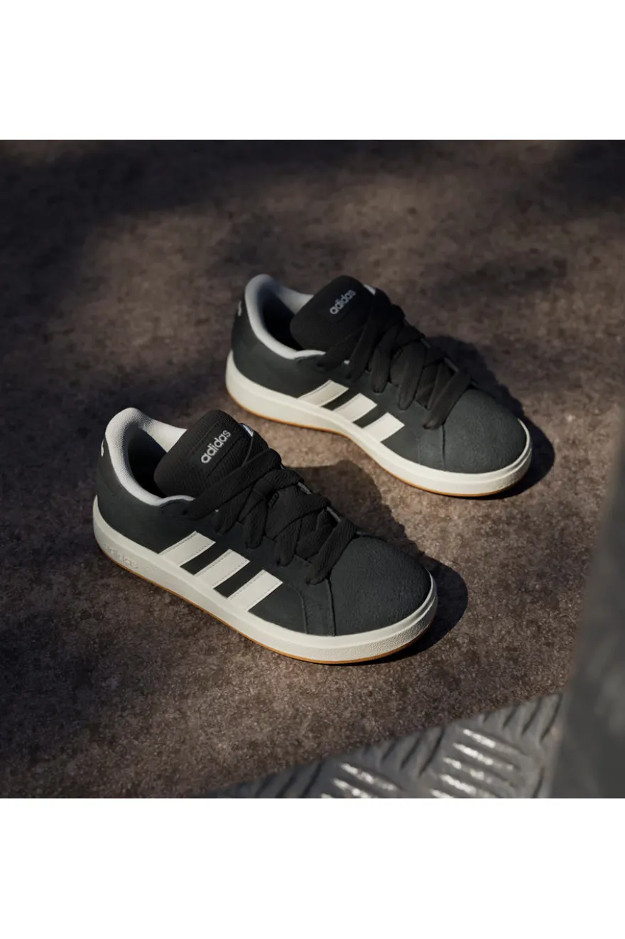Sneakers nere in suede con 3 strisce bianche Adidas Grand Court 00s K