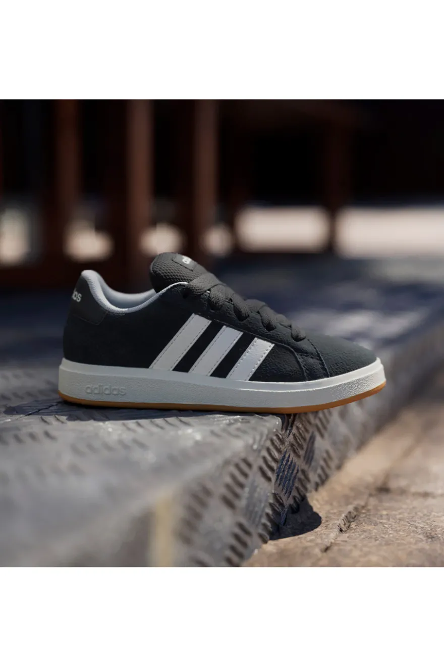 Sneakers nere in suede con 3 strisce bianche Adidas Grand Court 00s K