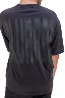 T-shirt nera con scritta 