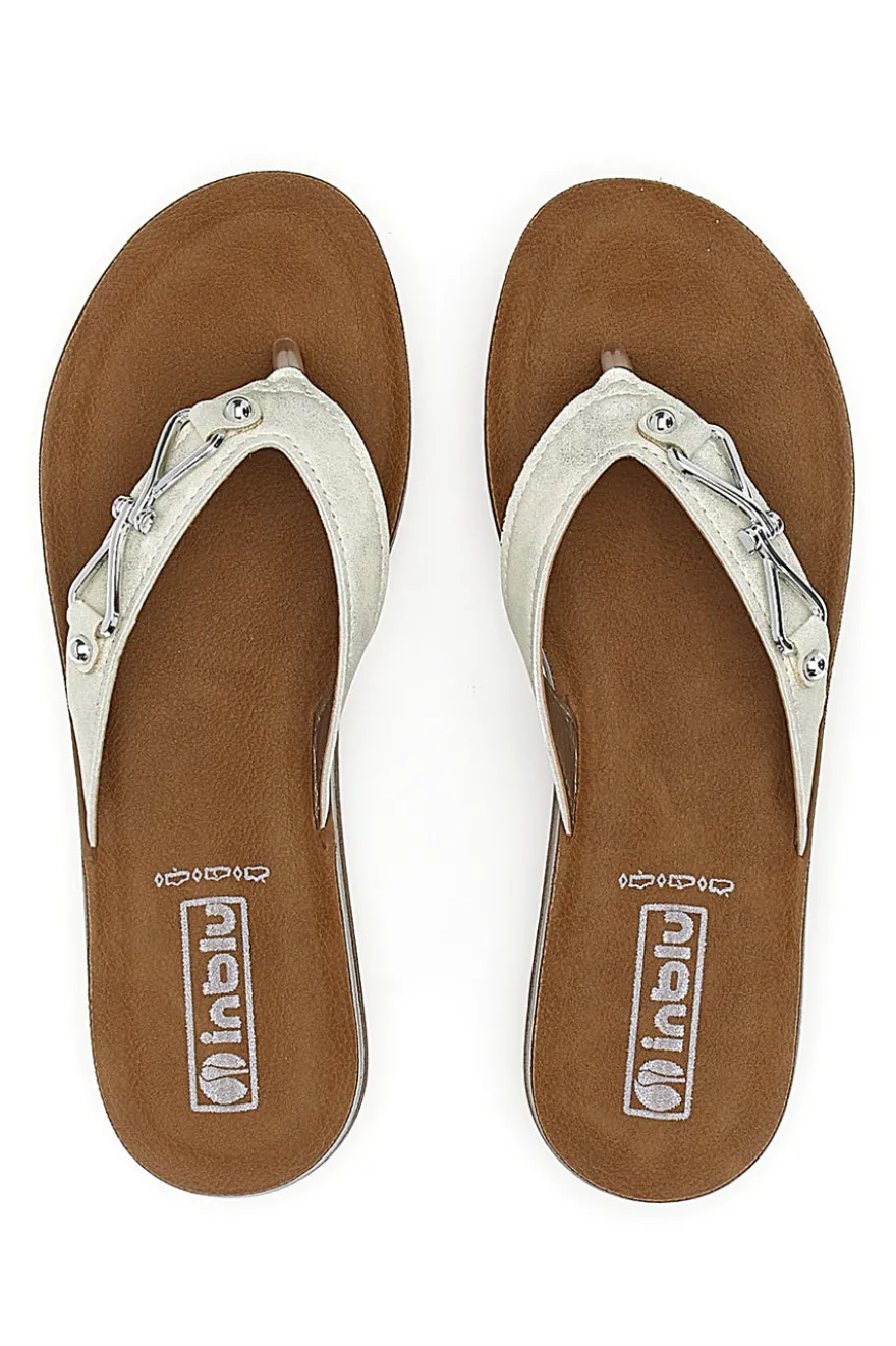 Weiße Flip-Flops mit dekorativer Goldschnalle INBLU 12 ZO
